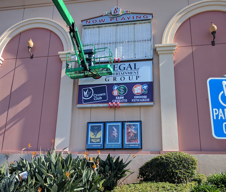 regal-cinemas-led-marquee-sign-installation regal-cinemas-led-marquee-sign-installation